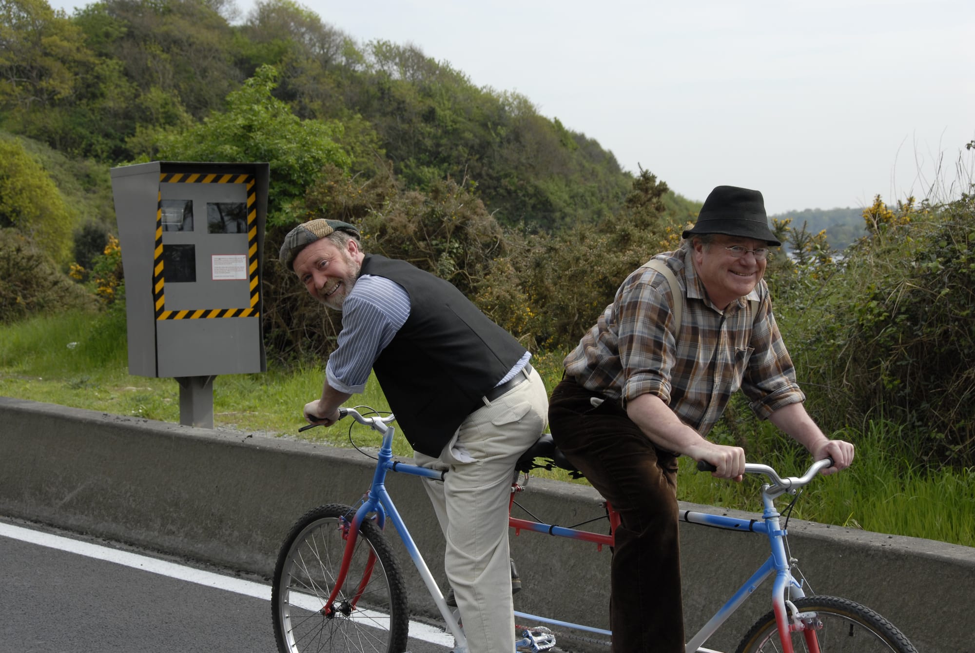 Roger et Fred sur un tandem, devant un radar